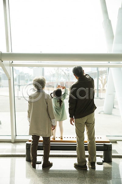 60대 남자 노년 세명 소녀(어린이) 어린이 여자 한국인 JPG 뒷모습 포토 가리킴 공항 부부 서기 손녀 손들기 실내 응시 의자 인천국제공항 전신 주간 창가 할머니 할아버지