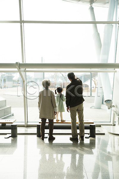 60대 남자 노년 세명 소녀(어린이) 어린이 여자 한국인 JPG 뒷모습 포토 가리킴 공항 부부 서기 손녀 실내 응시 의자 인천국제공항 전신 주간 창가 할머니 할아버지