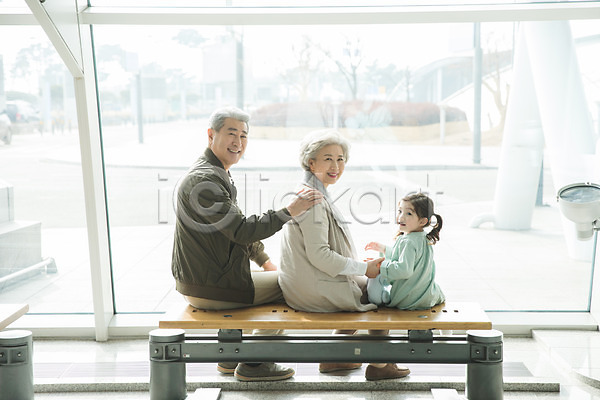 60대 남자 노년 세명 소녀(어린이) 어린이 여자 한국인 JPG 뒷모습 포토 공항 뒤돌아보기 미소(표정) 부부 손녀 실내 앉기 의자 인천국제공항 전신 주간 창가 할머니 할아버지