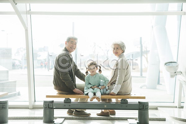 60대 남자 노년 세명 소녀(어린이) 어린이 여자 한국인 JPG 앞모습 옆모습 포토 가족 공항 미소(표정) 부부 손녀 실내 앉기 의자 인천국제공항 전신 주간 할머니 할아버지