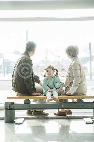 60대 남자 노년 세명 소녀(어린이) 어린이 여자 한국인 JPG 뒷모습 앞모습 포토 공항 부부 손녀 실내 앉기 응시 의자 인천국제공항 전신 주간 창가 할머니 할아버지