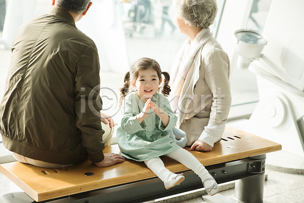 60대 남자 노년 세명 소녀(어린이) 어린이 여자 한국인 JPG 뒷모습 포토 공항 미소(표정) 부부 상반신 손녀 실내 앉기 응시 의자 인천국제공항 전신 주간 할머니 할아버지