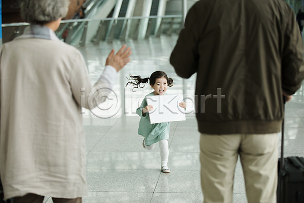 반가움 60대 남자 노년 세명 소녀(어린이) 어린이 여자 한국인 JPG 뒷모습 앞모습 포토 가족 공항 달리기 미소(표정) 부부 상반신 서기 손녀 스케치북 실내 인천국제공항 잡기 전신 주간 캐리어 할머니 할아버지