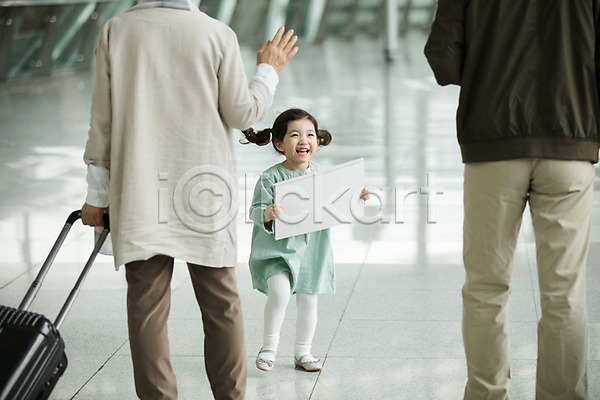 반가움 60대 남자 노년 세명 소녀(어린이) 어린이 여자 한국인 JPG 뒷모습 앞모습 포토 가족 공항 달리기 미소(표정) 부부 서기 손녀 손인사 스케치북 실내 인천국제공항 전신 주간 캐리어 하반신 할머니 할아버지