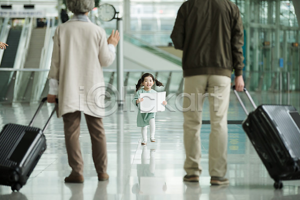반가움 60대 남자 노년 세명 소녀(어린이) 어린이 여자 한국인 JPG 뒷모습 앞모습 포토 가족 공항 달리기 미소(표정) 부부 서기 손녀 스케치북 실내 인천국제공항 잡기 전신 주간 캐리어 하반신 할머니 할아버지