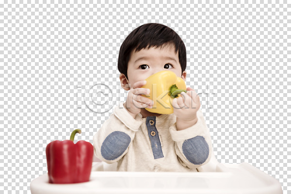 남자 남자아기한명만 사람 아기 한국인 한명 PNG 앞모습 편집이미지 들기 먹기 상반신 앉기 응시 파프리카 편집소스