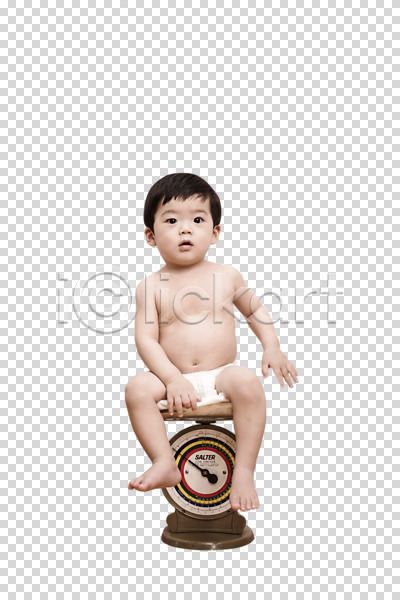 남자 남자아기한명만 사람 아기 한국인 한명 PNG 앞모습 편집이미지 앉기 응시 저울 전신 편집소스