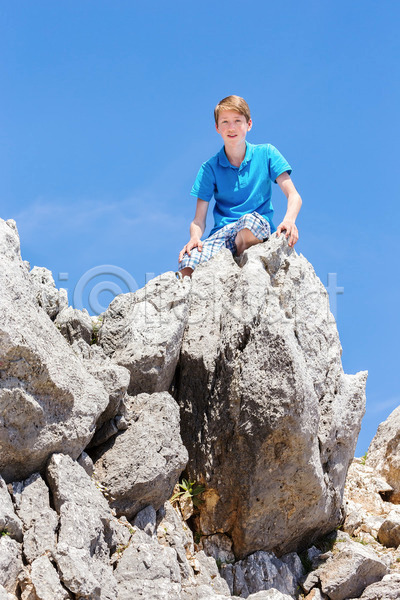 기쁨 10대 남자 백인 사람 소년 한명 JPG 포토 해외이미지 국립공원 그리스 보호구역 산 섬 앉기 암초 언덕 여름(계절) 여행 여행객 오르기 유럽 응시 자연 카피스페이스 포즈 하늘 해외202004 휴가
