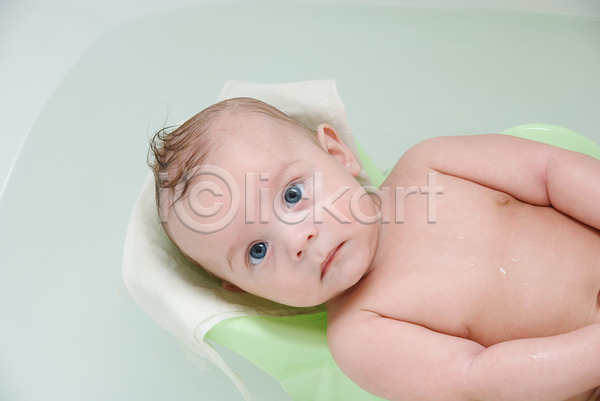 남자 남자아기한명만 아기 한명 JPG 포토 해외이미지 목욕 씻겨주기 아기용품 욕조 응시 청결