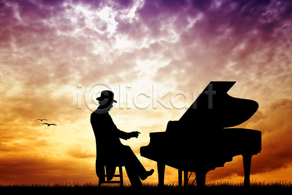 남자 성인 성인남자한명만 한명 JPG 실루엣 포토 해외이미지 앉기 야외 연주 음악 일몰 전신 주간 피아노(악기) 피아니스트 하늘 해외202004