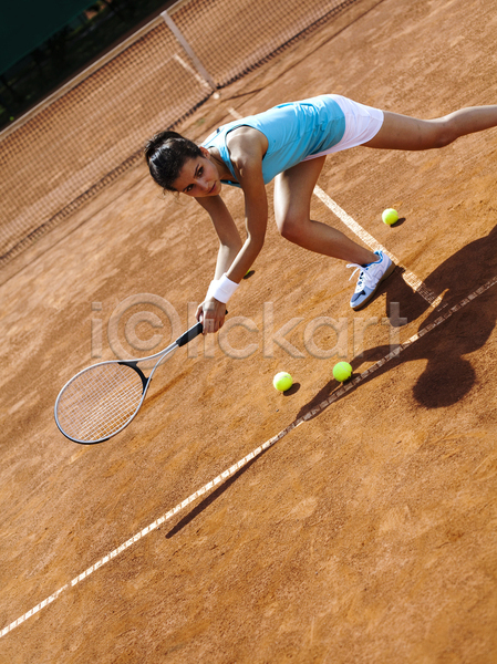 즐거움 서양인 성인 성인여자한명만 여자 한명 JPG 옆모습 포토 해외이미지 들기 손뻗기 야외 여름(계절) 우먼라이프 전신 주간 테니스 테니스공 테니스라켓 테니스복 테니스장 해외202004
