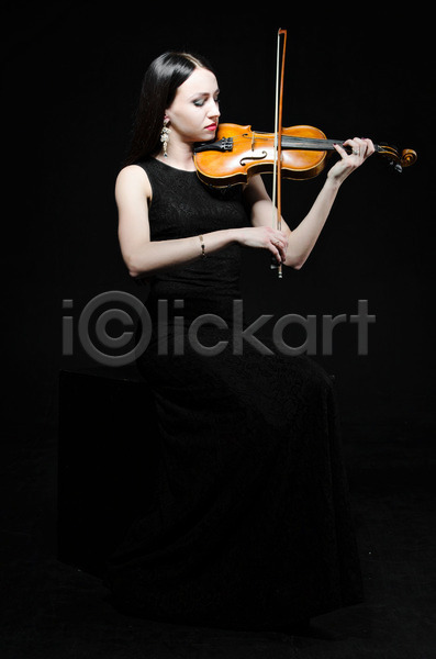 클래식 사람 여자 한명 JPG 포토 해외이미지 갈색머리 검은색 고립 기구 길이 날씬함 놀이 드레스 모델 목재 미술 바이올리니스트 바이올린 발표 백그라운드 손 어둠 음악 음악가 창조 플레이어 해외202004 활