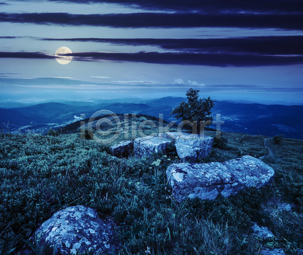사람없음 JPG 포토 해외이미지 달 보름달 야간 야외 언덕 파란색 풍경(경치) 하늘 해외202004