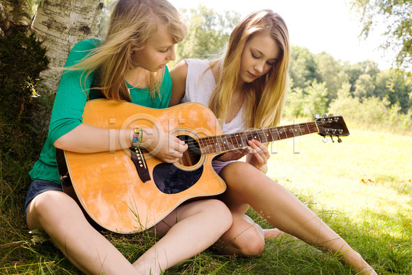 함께함 두명 십대여자만 여자 청소년 JPG 앞모습 포토 해외이미지 기타 기타리스트 앉기 야외 연주 음악 전신 주간 친구 해외202004
