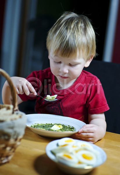 성장 신선 백인 소년 어린이 한명 JPG 포토 해외이미지 건강 계란 근육 맛 먹기 배고픔 수프 숟가락 시금치 식사 얼굴 영양분 음식 입 저녁식사 점심식사 접시 채소 초록색 표현 해외202004