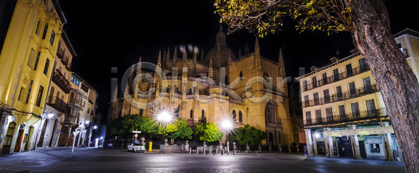 침묵 사람없음 JPG 포토 해외이미지 가을 건물 건축양식 교회 단계 마을 문 빛망울 성당 스페인 야광 역사 옛날 점화 정사각형 창문 타운 풍경 해외202004 해외포토