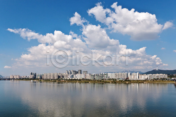 사람없음 JPG 포토 해외이미지 강 강가 건물 구름(자연) 그림 도시 도시풍경 맑음 물 반사 서울 아파트 파노라마 파란색 풍경(경치) 하늘 해외202004 햇빛 흰색