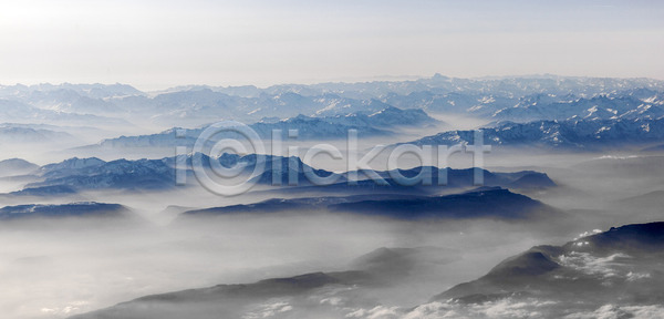 추위 사람없음 JPG 포토 해외이미지 겨울 고도 구름 날씨 대패 바람 백그라운드 빛 산 산등성이 수평선 아침 안개 안테나 알프스 야외 얼음 여름 여행 자연 장면 절정 정상 지역 컬러풀 태양 파란색 풍경 하늘 해외202004 해외포토 휴가 흰색