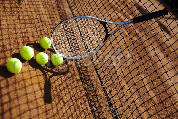 사람없음 JPG 포토 해외이미지 그림자 네트 땅바닥 야외 주간 테니스 테니스공 테니스라켓 테니스용품 테니스장 해외202004