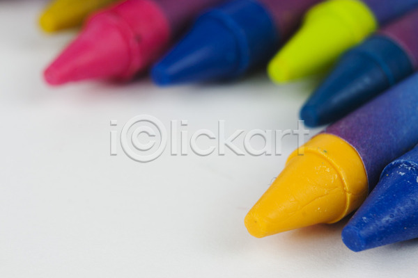 사람없음 JPG 포토 해외이미지 백그라운드 분필 빨간색 색연필 연필 초록색 컬러풀 크레파스 파란색 파스텔톤 해외202004 흰색
