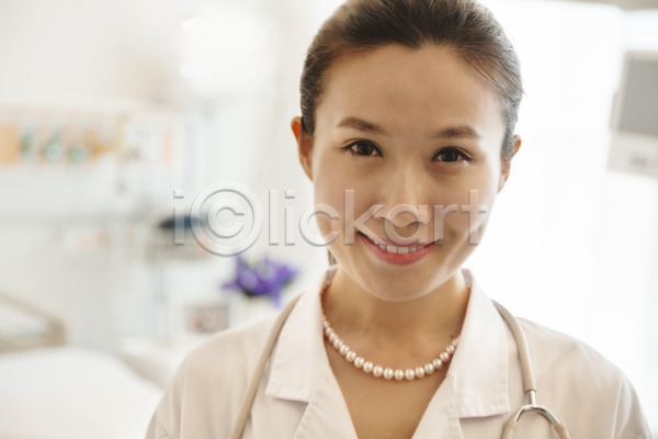 믿음 20대 여자 한명 JPG 아웃포커스 포토 해외이미지 가로 갈색머리 건강관리 기술 돌봄 목걸이 미소(표정) 베이징 병원 서기 실내 실험복 웃음 응시 의료성형뷰티 의사 중국 청진기 컬러풀 해외202004