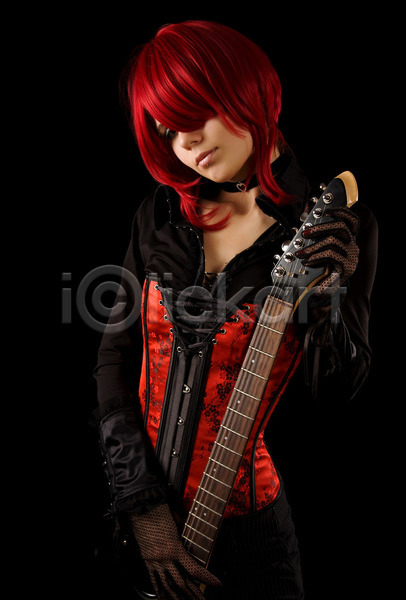 성인 성인여자한명만 여자 한명 JPG 앞모습 포토 해외이미지 검은배경 기타 기타리스트 들기 상반신 실내 음악 해외202004