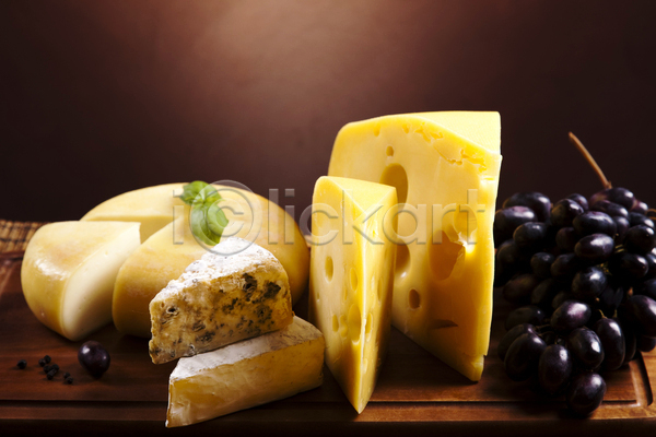 사람없음 JPG 포토 해외이미지 갈색배경 까망베르치즈 나무도마 다양 바질 블루치즈 쌓기 종류 치즈 포도 해외202004