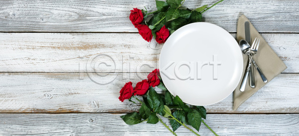 사랑 사람없음 JPG 포토 해외이미지 기념 꽃 목재 발렌타인데이 백그라운드 빨간색 선물 시골 식기 심볼 은색 장미 장식 저녁식사 접시 카피스페이스 컨셉 탁자 해외202004 해외포토 휴가