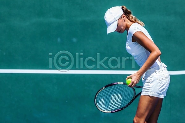 성인 성인여자한명만 여자 한명 JPG 포토 해외이미지 스포츠 야외 테니스 테니스공 테니스라켓 해외202004