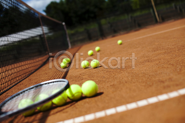 사람없음 JPG 아웃포커스 포토 해외이미지 그림자 네트 땅바닥 야외 일렬 주간 테니스 테니스공 테니스라켓 테니스용품 테니스장 해외202004