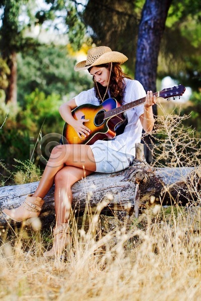 성인 성인여자한명만 여자 한명 JPG 옆모습 포토 해외이미지 기타 기타리스트 다리꼬기 들기 앉기 야외 연주 음악 전신 주간 해외202004