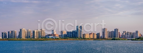 복잡 사람없음 JPG 포토 해외이미지 강 거리 건물 건축양식 건축업자 고층빌딩 공학 대출 도시 도시풍경 러시아 리빙 만 물 비즈니스 산업 센터 아파트 유럽 일몰 일출 잠 재산 저녁 주거지 주택 지역 침실 커뮤니티 콘도 타운 파노라마 프로젝트 플랫 항구 해외202004 해외포토 회사