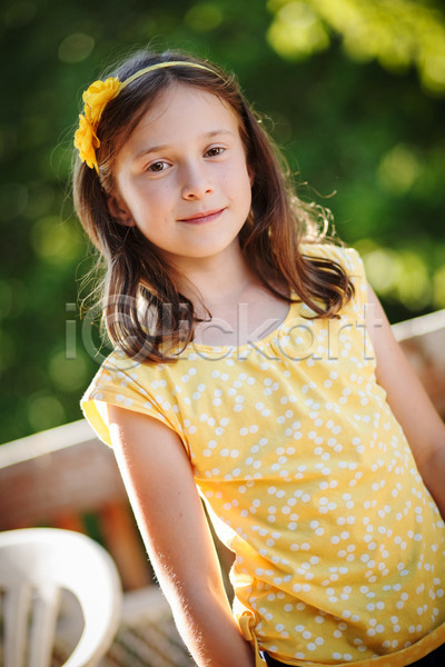 자신감 행복 백인 어린이 여자 한명 JPG 포토 해외이미지 미소(표정) 야외 여름(계절) 태양 표현 해외202004