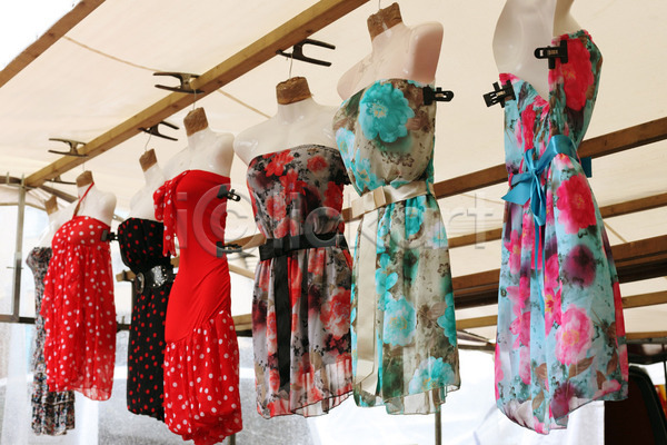 사람없음 JPG 포토 해외이미지 드레스 빨간색 쇼핑 시장 여름(계절) 옷 해외202004