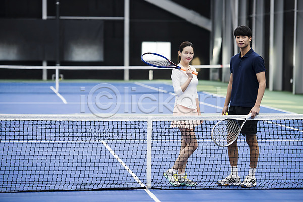 30대 남자 두명 성인 성인만 여자 한국인 JPG 앞모습 포토 건강 네트 라켓 레저 서기 스포츠 야외 운동 전신 주간 테니스 테니스장