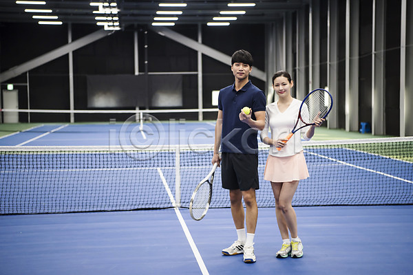 30대 남자 두명 성인 성인만 여자 한국인 JPG 앞모습 포토 건강 라켓 레저 서기 스포츠 야외 운동 전신 주간 테니스 테니스공 테니스장
