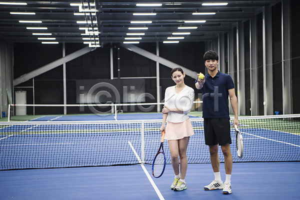 30대 남자 두명 성인 성인만 여자 한국인 JPG 앞모습 포토 건강 들기 라켓 레저 서기 스포츠 야외 운동 전신 주간 테니스 테니스공 테니스장