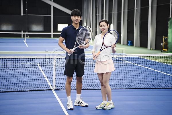 30대 남자 두명 성인 성인만 여자 한국인 JPG 앞모습 포토 건강 라켓 레저 서기 스포츠 야외 운동 전신 주간 테니스 테니스장