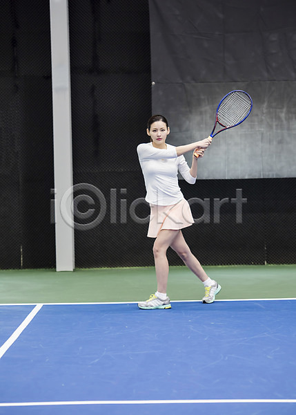 30대 성인 성인여자한명만 여자 한국인 한명 JPG 앞모습 포토 건강 라켓 레저 스포츠 야외 운동 전신 주간 치기 테니스 테니스장