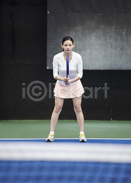 30대 성인 성인여자한명만 여자 한국인 한명 JPG 앞모습 포토 건강 라켓 레저 서기 스포츠 야외 운동 전신 주간 테니스 테니스장