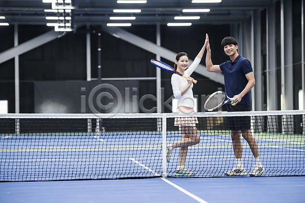 30대 남자 두명 성인 성인만 여자 한국인 JPG 옆모습 포토 건강 라켓 레저 스포츠 야외 운동 전신 주간 테니스 테니스장 하이파이브