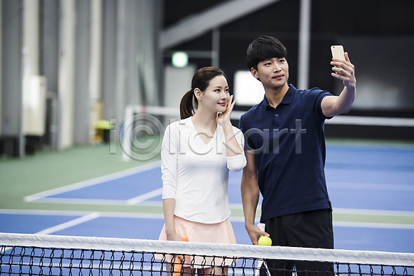 30대 남자 두명 성인 성인만 여자 한국인 JPG 앞모습 포토 건강 라켓 레저 상반신 서기 셀프카메라 스포츠 야외 운동 주간 테니스 테니스장