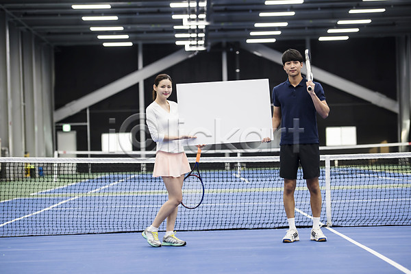 30대 남자 두명 성인 성인만 여자 한국인 JPG 앞모습 포토 건강 광고판 들기 라켓 레저 배너 사각프레임 서기 스포츠 알림판 야외 운동 전신 주간 테니스 테니스장