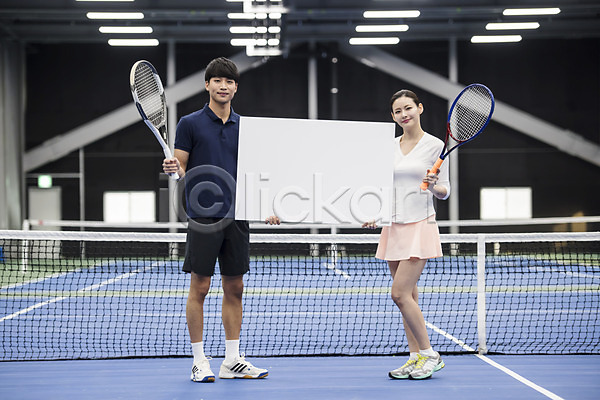 30대 남자 두명 성인 성인만 여자 한국인 JPG 앞모습 포토 건강 광고판 들기 라켓 레저 배너 사각프레임 서기 스포츠 알림판 야외 운동 전신 주간 테니스 테니스장