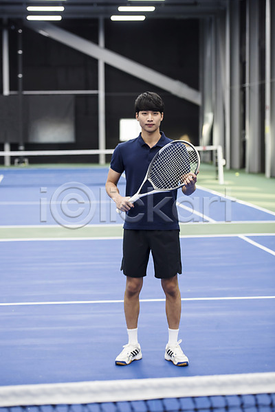 30대 남자 성인 성인남자한명만 한국인 한명 JPG 앞모습 포토 건강 라켓 레저 서기 스포츠 야외 운동 전신 주간 테니스 테니스장