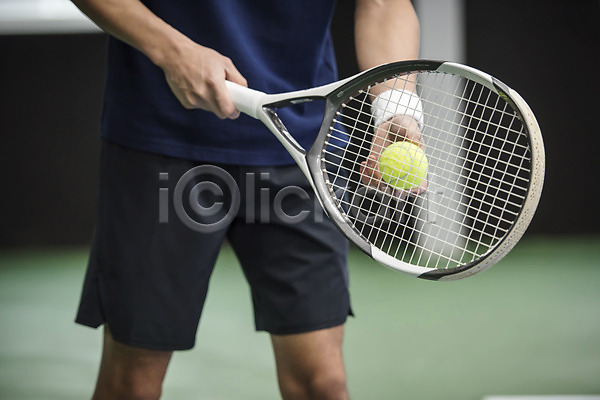 30대 남자 성인 성인남자한명만 한국인 한명 JPG 앞모습 포토 건강 라켓 레저 상반신 서기 스포츠 야외 운동 주간 테니스 테니스공 테니스장