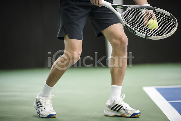 30대 남자 성인 성인남자한명만 한국인 한명 JPG 앞모습 포토 건강 라켓 레저 서기 스포츠 야외 운동 주간 테니스 테니스공 테니스장 하반신