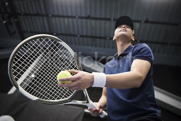 30대 남자 성인 성인남자한명만 한국인 한명 JPG 로우앵글 앞모습 포토 건강 라켓 레저 상반신 서기 스포츠 야외 운동 주간 테니스 테니스공 테니스장