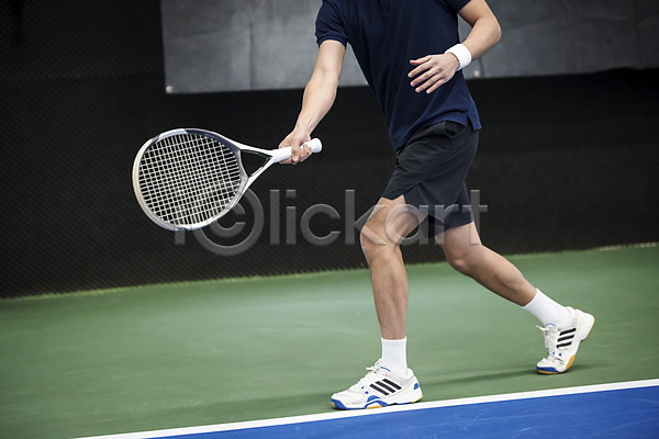 30대 남자 성인 성인남자한명만 한국인 한명 JPG 옆모습 포토 건강 라켓 레저 스포츠 야외 운동 주간 테니스 테니스장 하반신