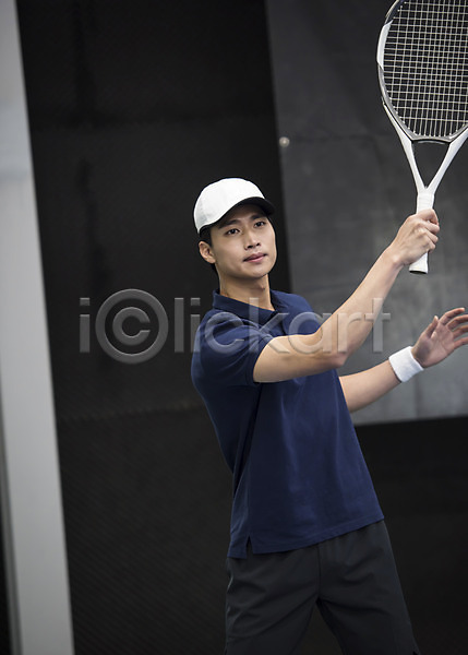 30대 남자 성인 성인남자한명만 한국인 한명 JPG 앞모습 포토 건강 라켓 레저 상반신 서기 스포츠 야외 운동 주간 테니스 테니스장